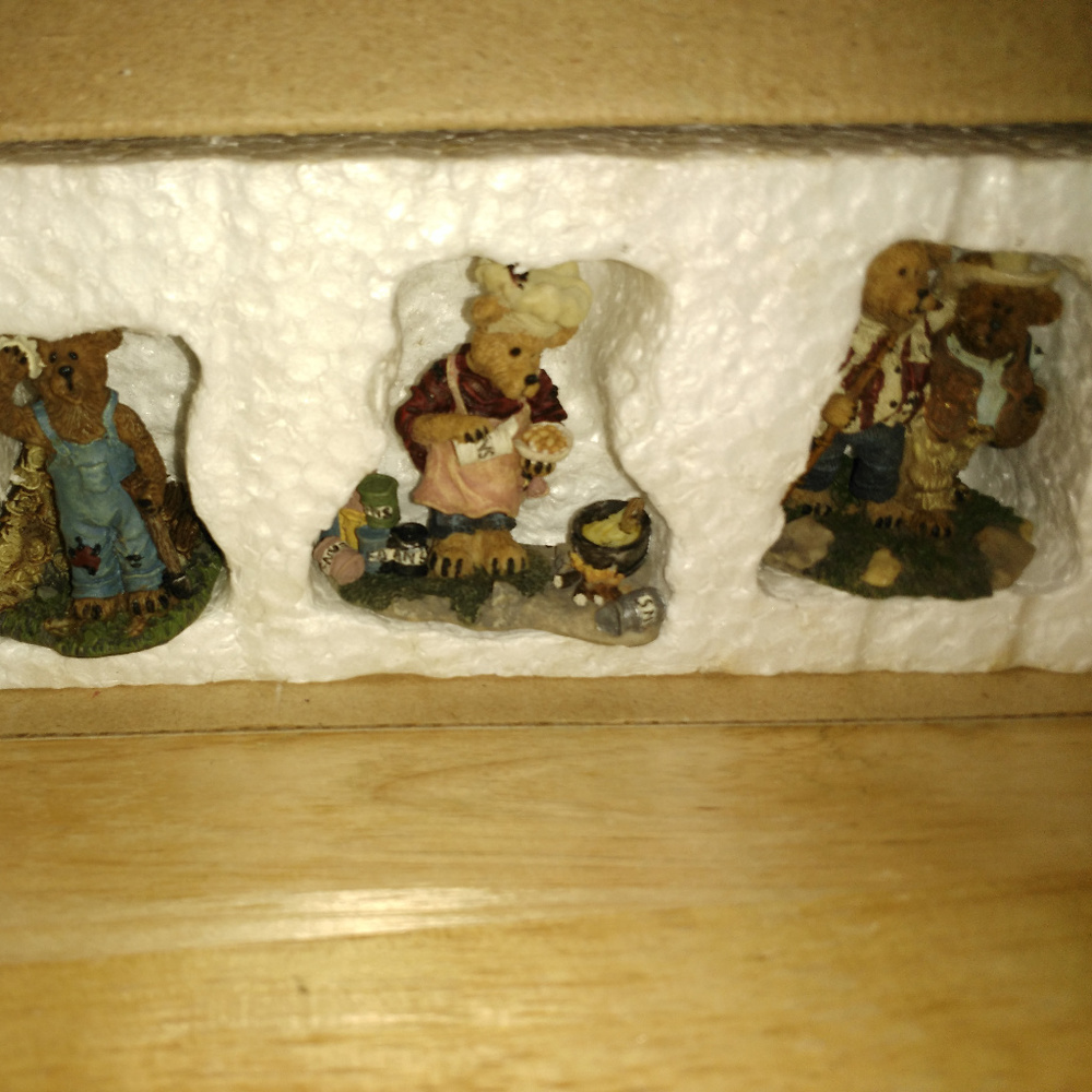 Edmund's Hideaway Resin Village Figurines.